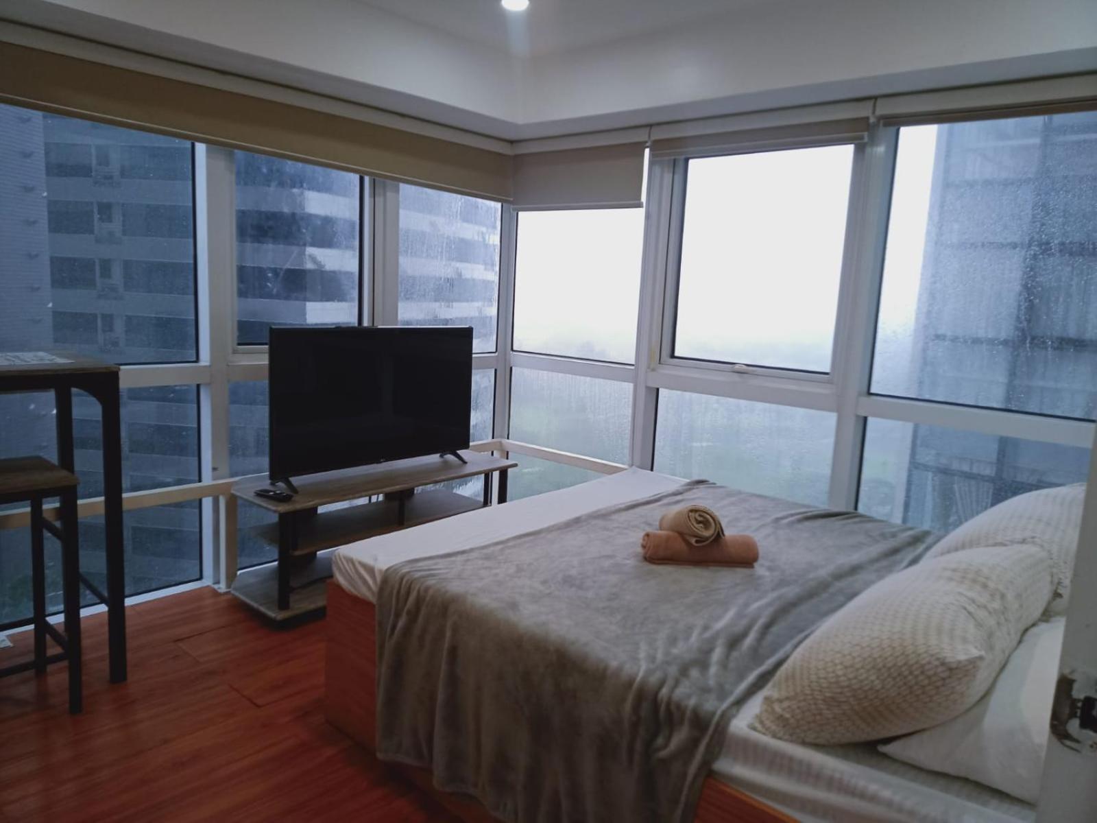 2 Bedrooms Units Forbes Area 5Th Avenue Bgc Center Манила Экстерьер фото